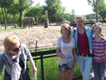 Dzieci w ogrodzie zoologicznym