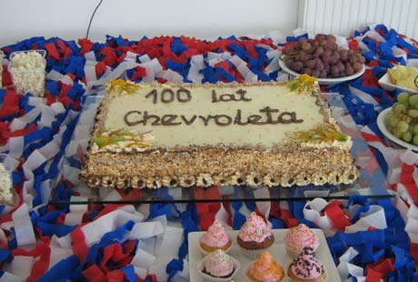 Tort na 100 lat Chevroleta w salonie Chevrolet Radom