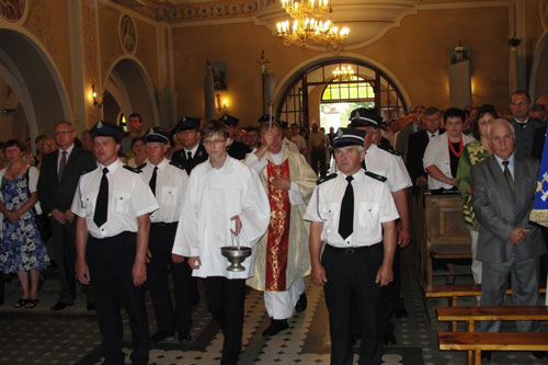 Strażacy OSP Klwów w czasie mszy - Święto Papryki