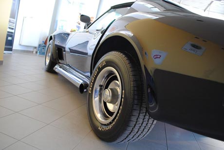 Czarna Corvette C3 koło