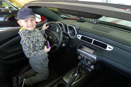Syn za kierownicą Camaro cabrio